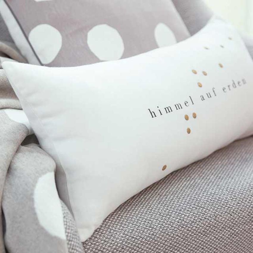 Stilvolles besticktes Kissen auf einer Couch bei miori