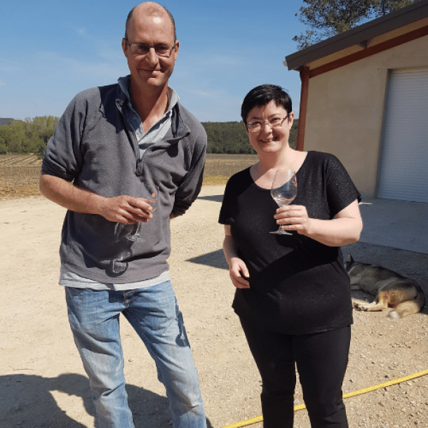 Nicole Wilhelm und Provencewinzer auf Weingut in der Provence mit einem Glas Rose in der Hand