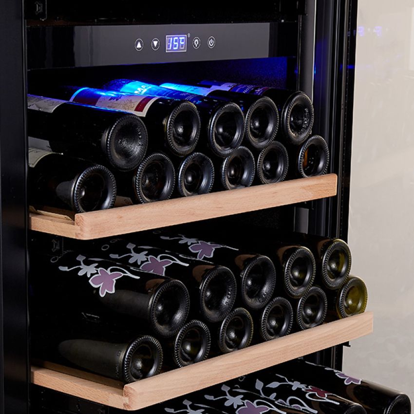 Bild eines geöffneten und gefüllten Weinklimaschrankes von miori