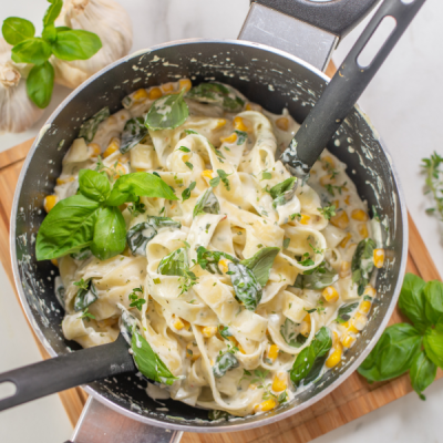 One Pot Pasta mit heller Sauce und Fleisch