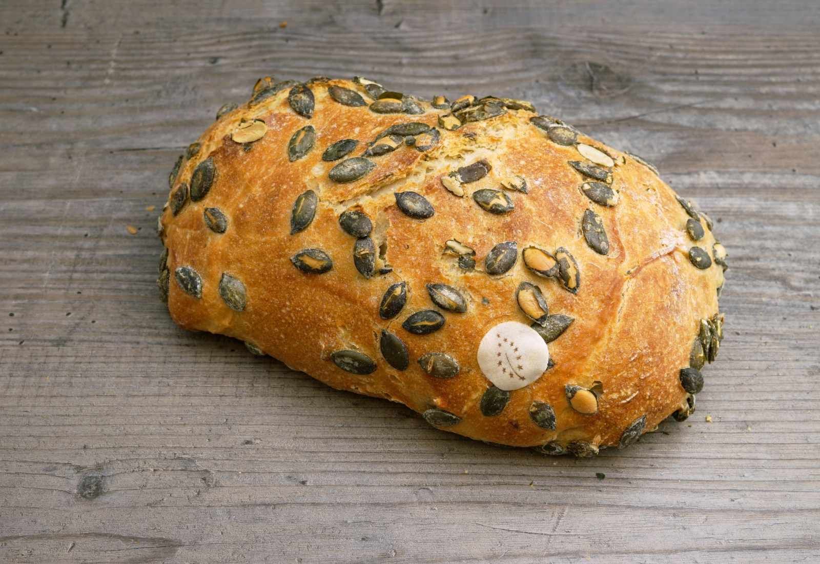 Miori Bio Kürbiskernbrot mit knuspriger Kruste und reichlich Kürbiskernen auf der Oberfläche