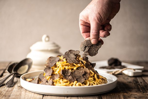 FETTUCCINE miori de Luxe mit Trüffel präsentiert auf einem weissen Teller - alles zu finden bei miori