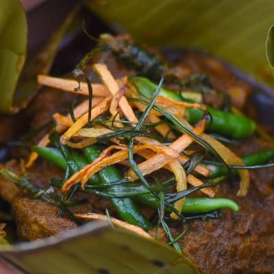 Im Dutch Oven zubereiteter Fleischeintopf Rendang mit Sambal